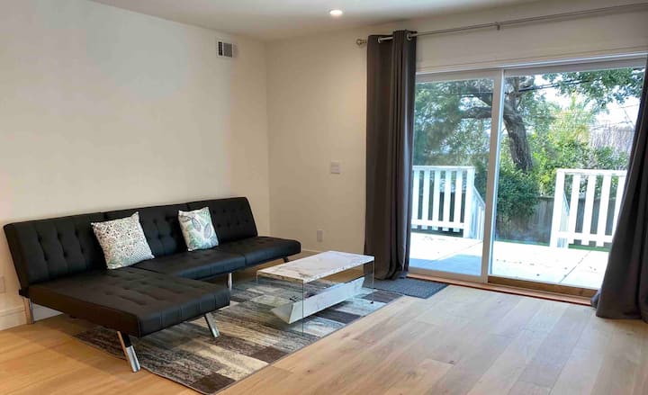 Sehemu ya kupumzikia ya chini ya kujitegemea, kitanda cha sofa ya ngozi na sebule ya chaise