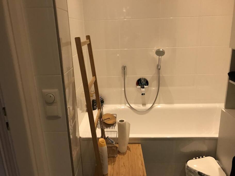 Bad mit Badewanne und Dusche