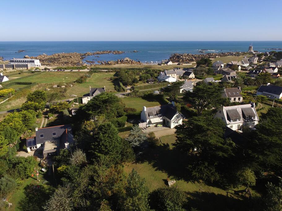 La maison au centre, l'hôtel de la mer à gauche, le sémaphore à droite, le GR34 entre les 2