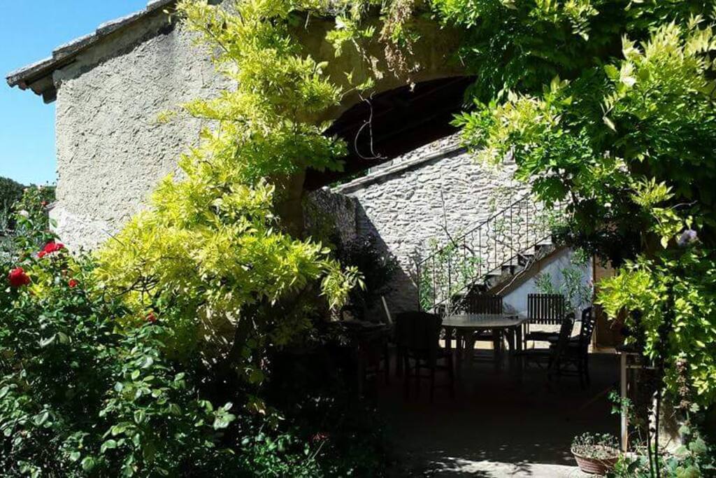 extérieur ombragé vu depuis le jardin haut