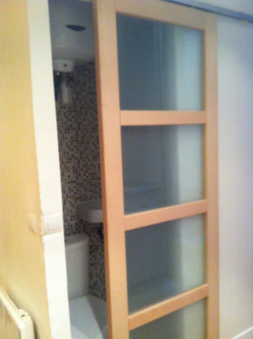 Salle de bain avec porte coulissante