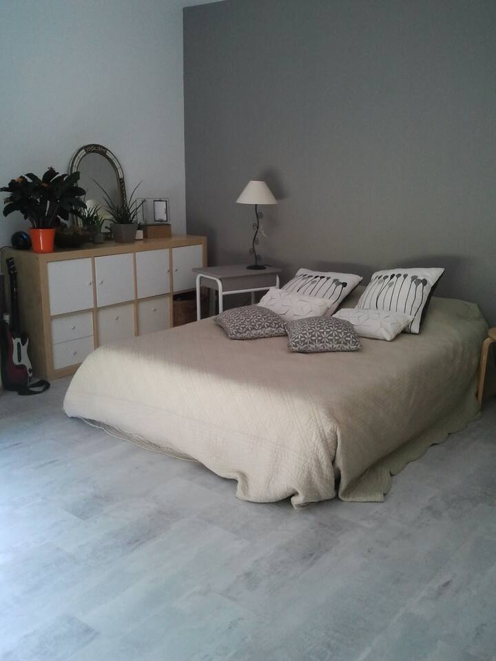 биро, слободна соба