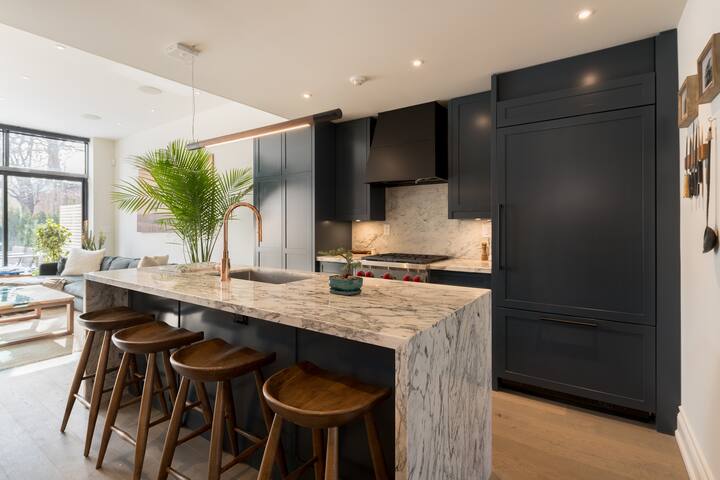 Luxury Modern House: Hot Tub, Gym & Steam Shower gallery image 5