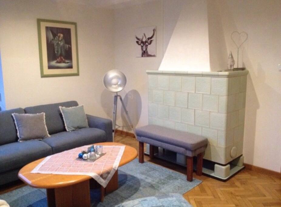 Wohnzimmer mit Kachelofen