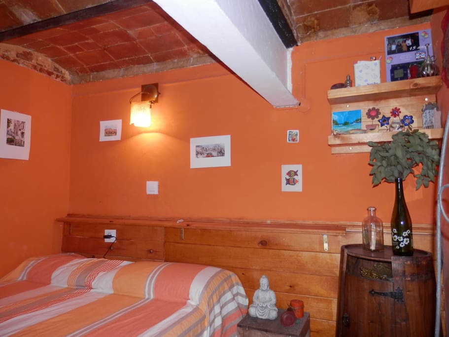 Detalle dormitorio: cama muuuuy confortable y muy acogedor