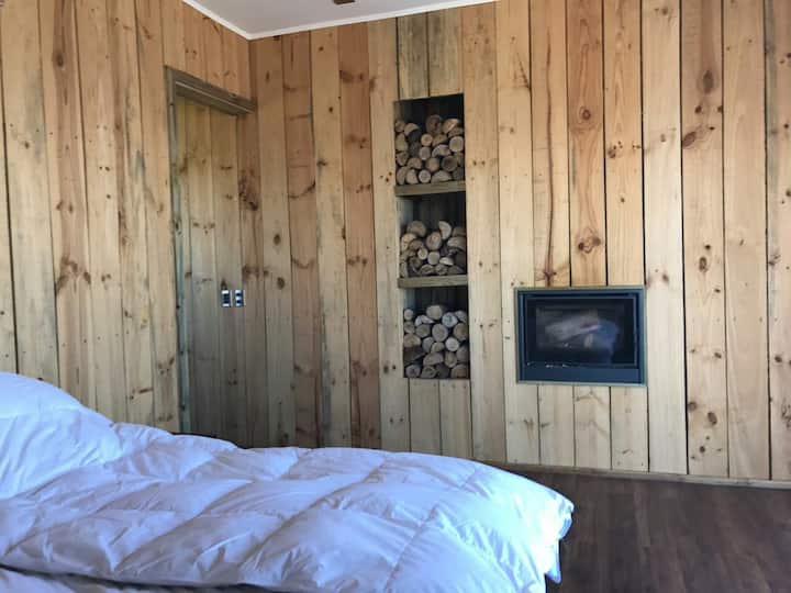 Zabudovaný krb v hlavnej spálni. 