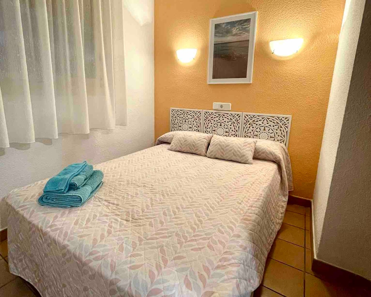Dormitorio 2:  1 cama doble con aire acondicionado, decoración fresca (remodelada en 2020), armario nuevo (2023) y cargadores USB y eléctricos.  Limpieza reluciente.  