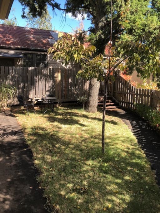 Jamieson Cottage from footpath entry