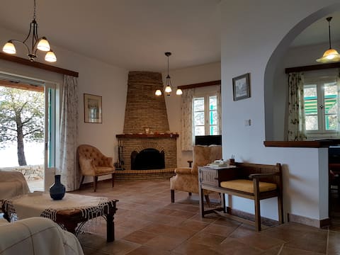 Popular Airbnb listing: Beachfront Villa Panos with panoramic sea views in Δήμος Βόρειας Κυνουρίας