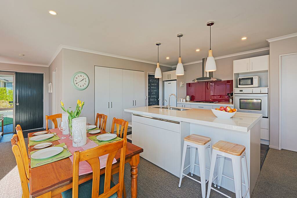 Kitchen & dining area
