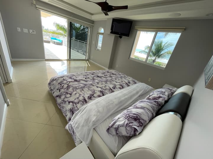 Master bedroom w king size bed and walk out roshani 