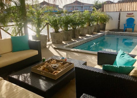 Families, Divers! Upscale waterfront villa & pool!