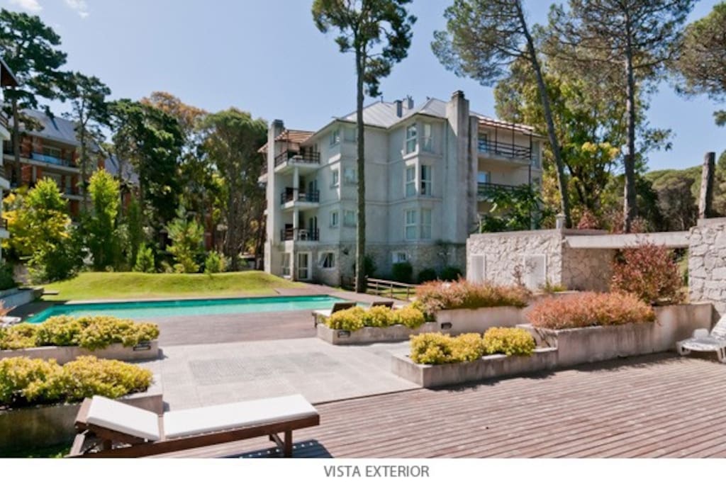 Parque y piscina climatizada con reposeras para disfrutar del sol. Se puede pedir toalla adicional (opcional)