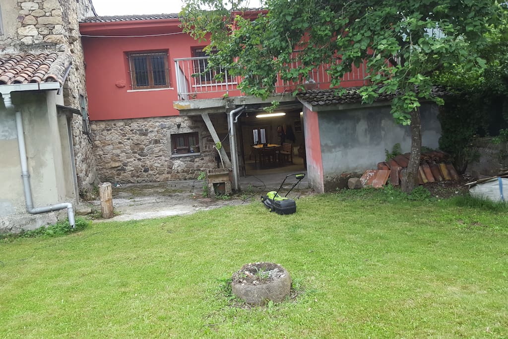 PARTE TRASERA JARDIN CERRADO