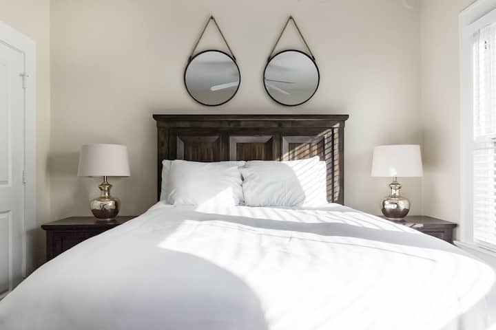 Კარლოსი:  ჟღერს, როგორც ჩანს. Მე და ჩემმა მეგობრებმა ვიფიქრეთ, რომ იდეალური იყო და ძალიან ვისიამოვნეთ ჩვენი სტუმრობით. Ყველას გვეგონა, რომ საწოლები ღრუბლები იყო. Დაიძინეთ ჩვილებივით. 