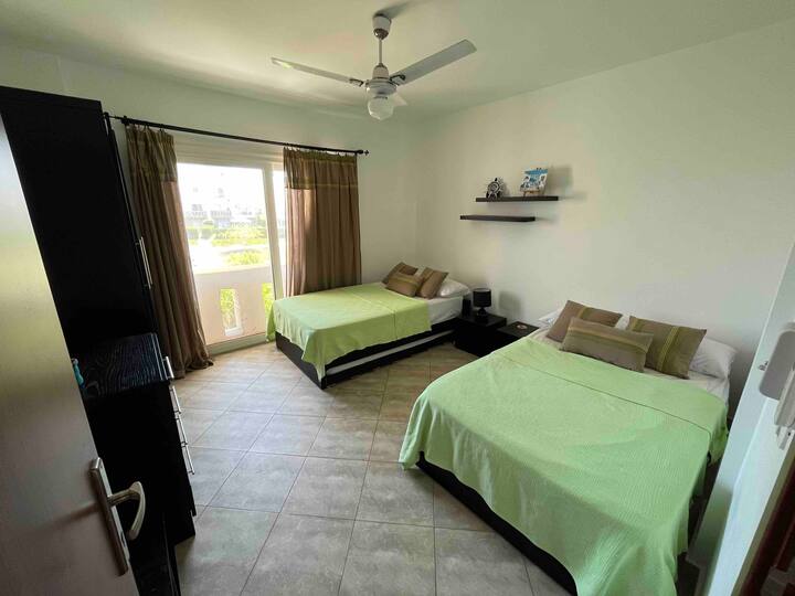 Chambre à l'étage avec 2 lits simples (120) et un matelas qui se détache sous l'un des lits. 