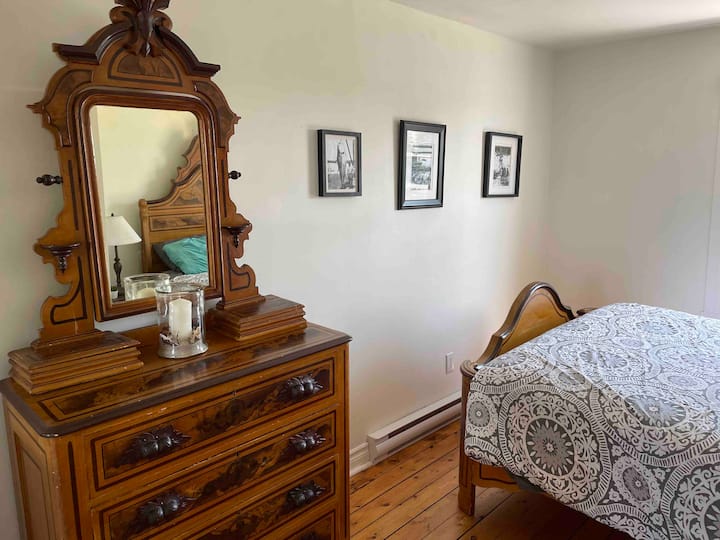 تحتوي غرفة النوم الثانوية في الطابق العلوي أيضًا على سرير كبير.