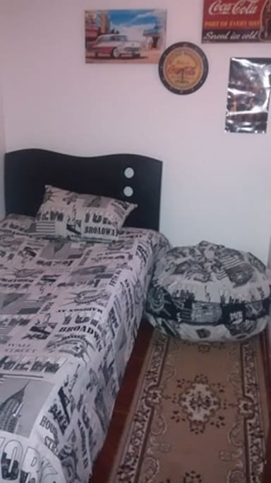 habitacion comoda con cama sencilla bien iluminada en un ambiente familiar muy limpia excelente ubicación, lindo parque con lago cerca para practicar deporte , hay centros comerciales cerca con parque de diversiones zonas bancarias