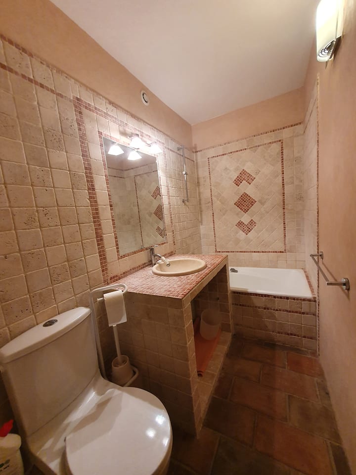 Dhoma e gjumit e banjës 1 kati përdhes