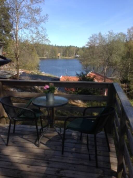Utsikt från altanen. Underbar frukost plats morgon sol. Fågelsjö.Sjön går att bada i från motsatta sida men har ingen trevlig botten