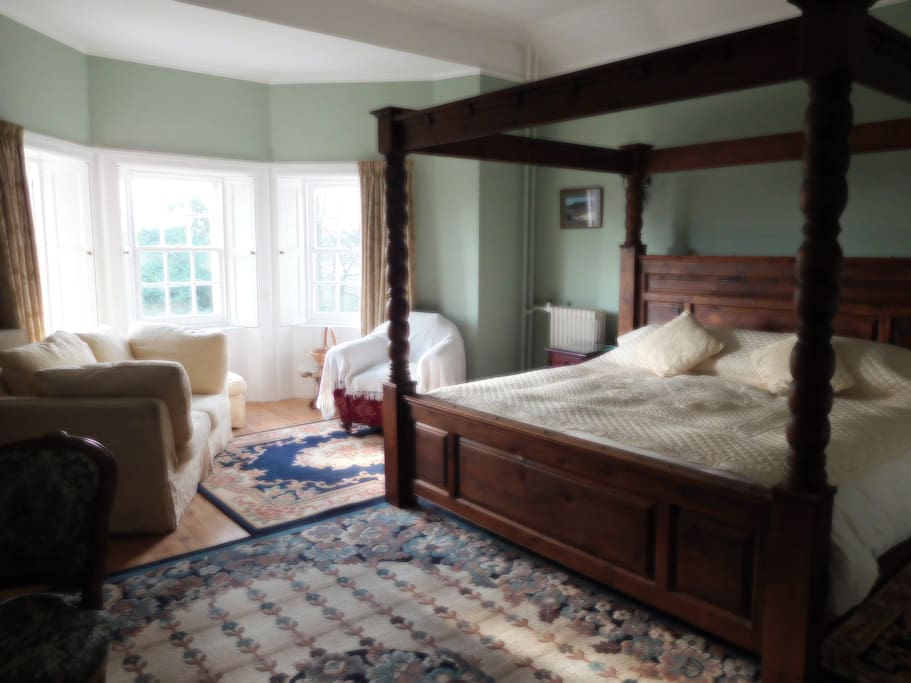 7' x 6" four poster bed with ensuite wc and shower room
£100 per night