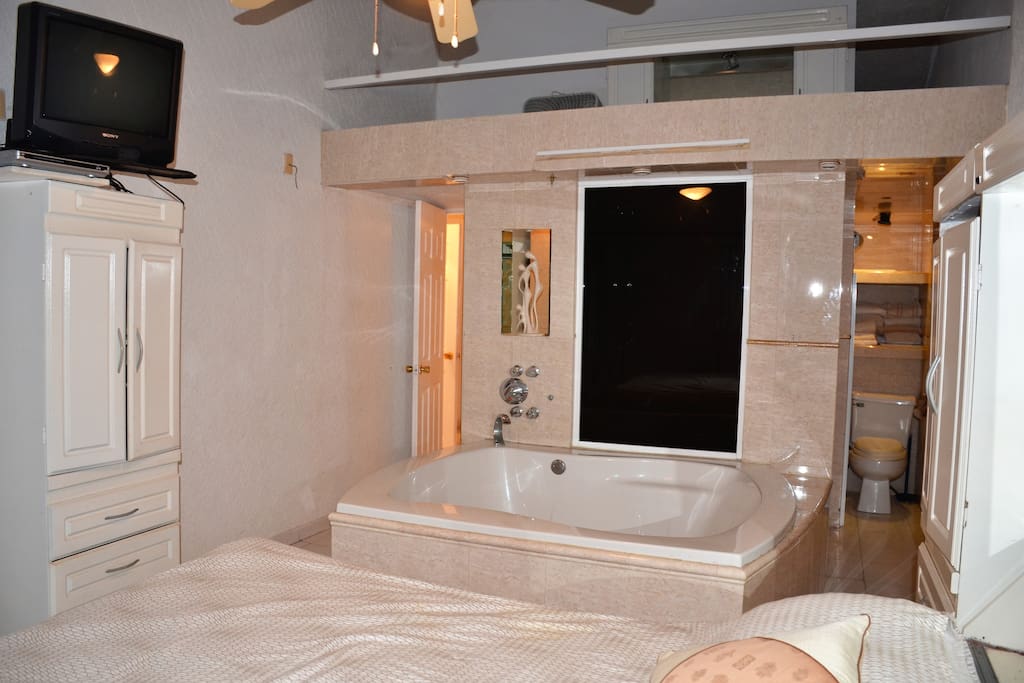 RECAMARA 1 KING SIZE CON BAÑO Y TINA TIPO JACUZZI Y TERRAZA
