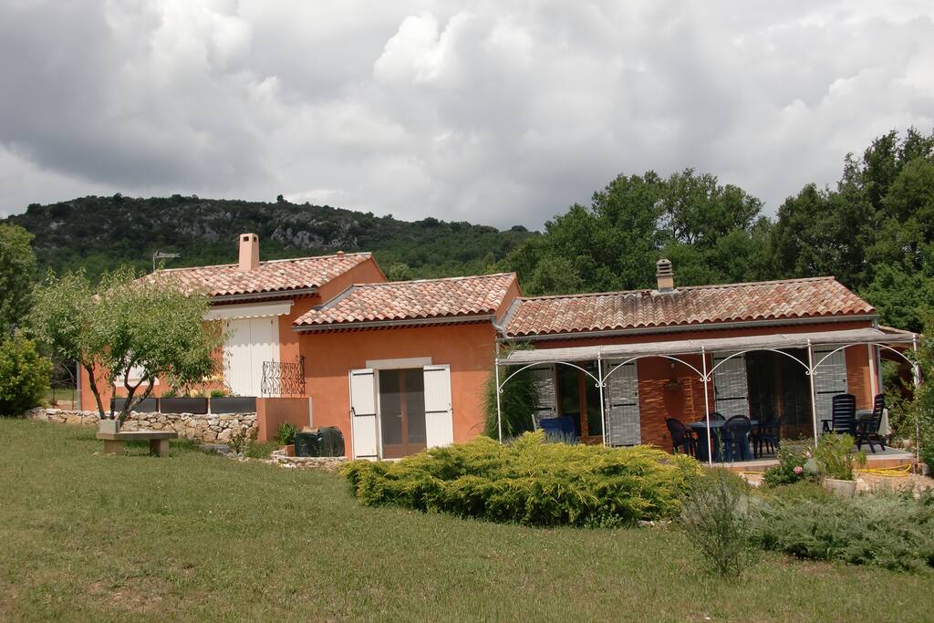 La maison toute entière au flanc de la colline.