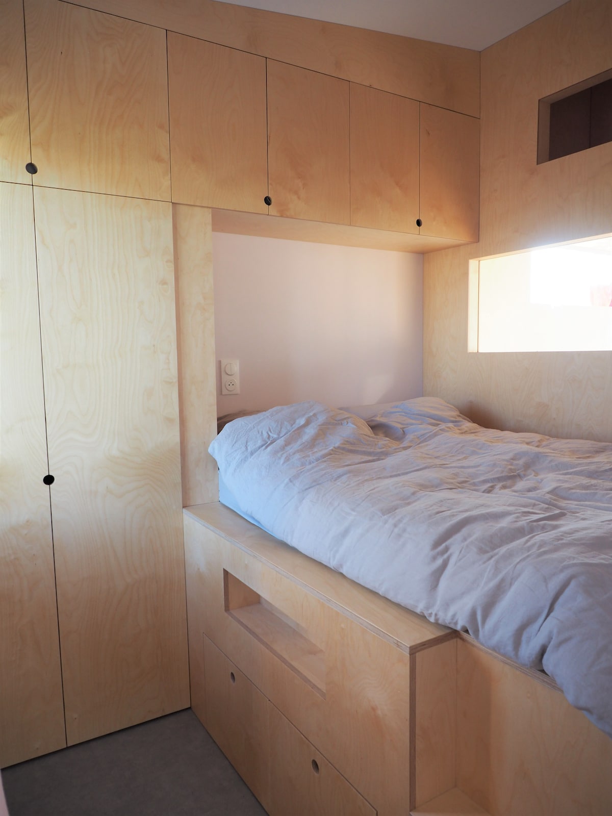 Chambre rose lit légèrement hauteur vue mer