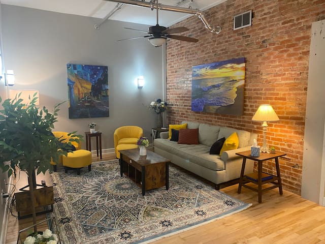 PERFECT CONVENTION CENTER location! LUXURY UNIT