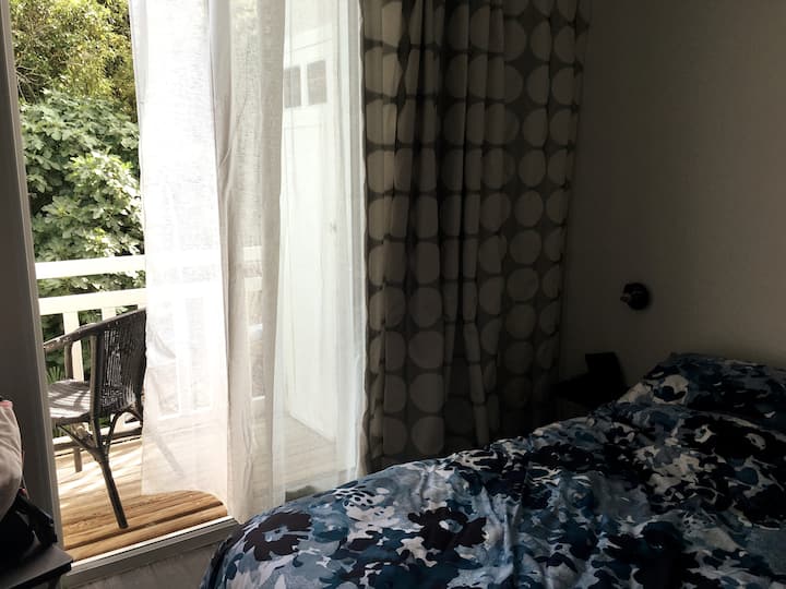 spálňa s balkónom