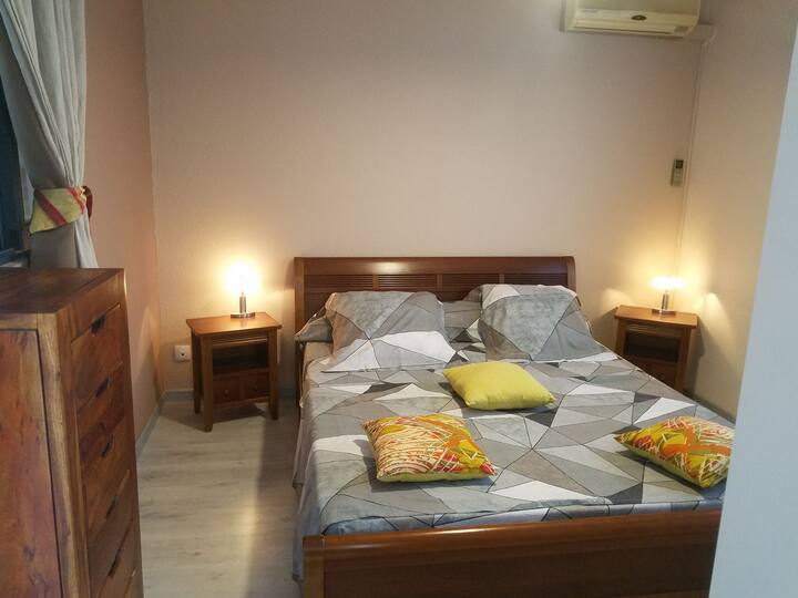 Camera da letto con un letto matrimoniale