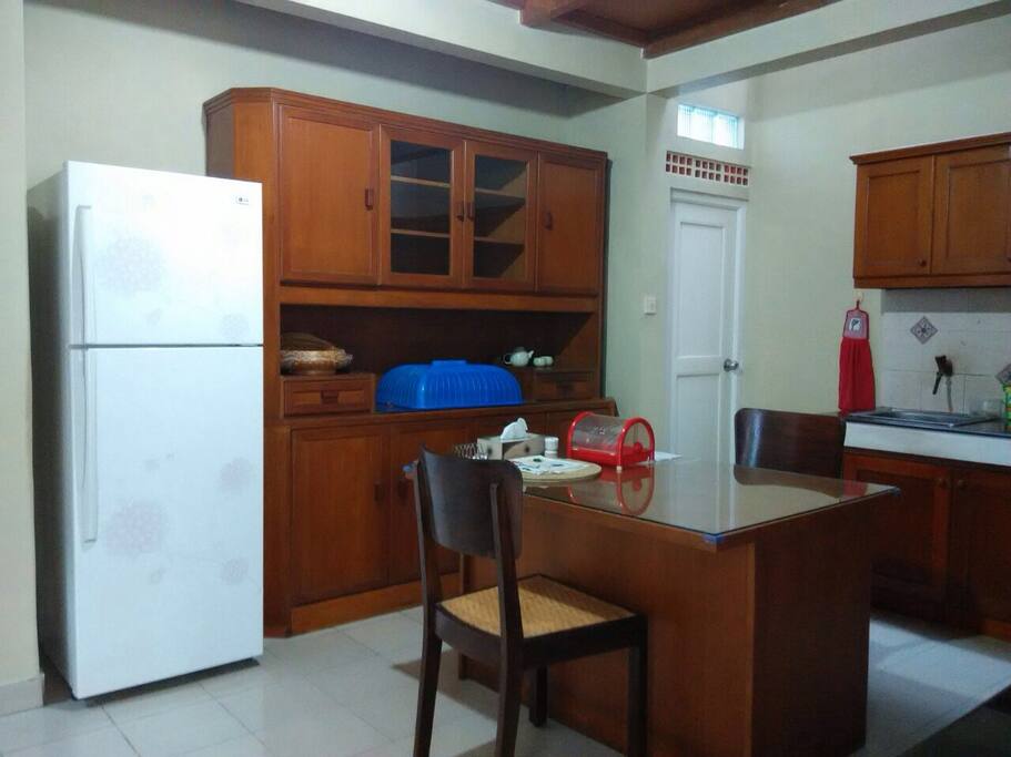 Spacious kitchen with complete utensils (refrigerator, gas stove, rice cooker, toaster, blender, water dispenser, etc.)