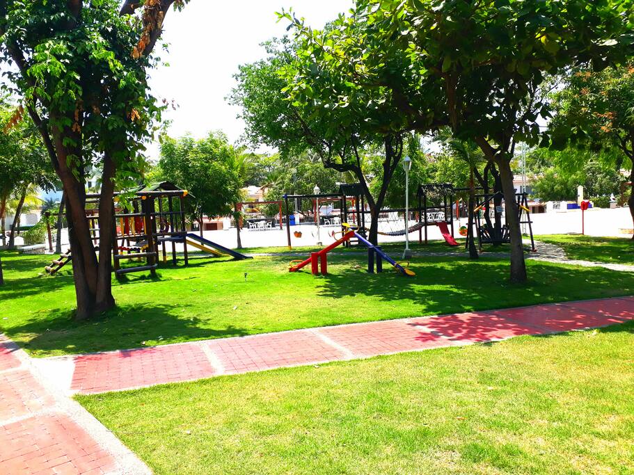 parque infantil en hermosa zona verde