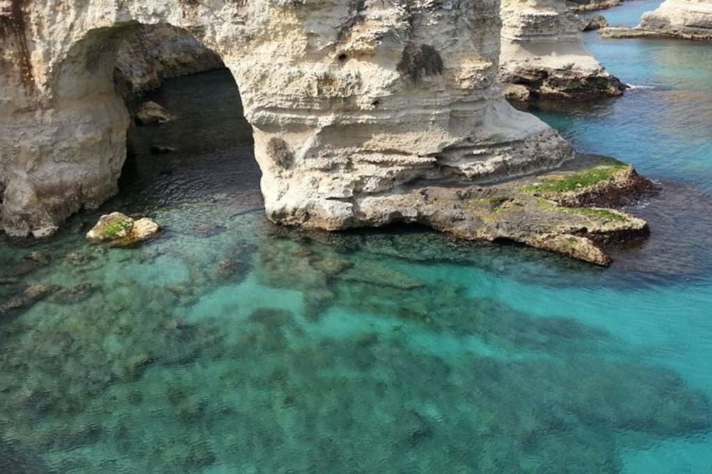 le bianche rocce sul mare, i faraglioni de "Lu Pepe", a pochi passi da Villa Flora, toglie il fiato