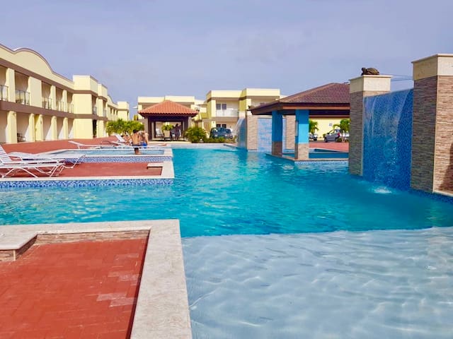 Eagle Beach Condo (walk to the beach!)