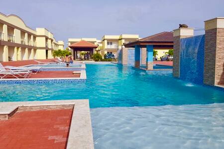 Eagle Beach Condo (walk to the beach!)