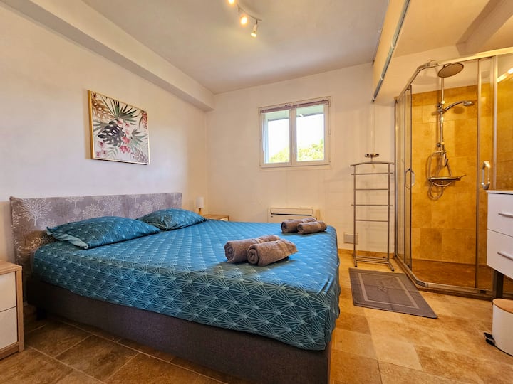 Საძინებელი 3 ბაღის სართული, A/C ჩაშენებული საშხაპით