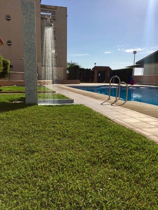 Piscina comunitaria con duchas y aseos