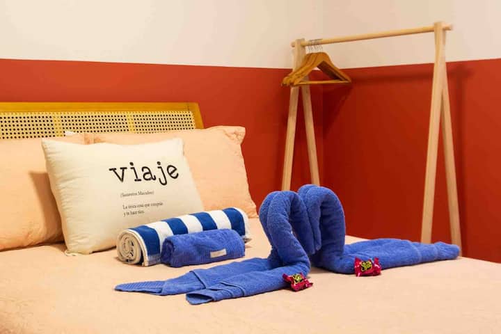 Ჩვენს წითელ ოთახში არის ლამაზი საწოლი, თანამედროვე ტელევიზორი და შექცევადი ფლიგელი 