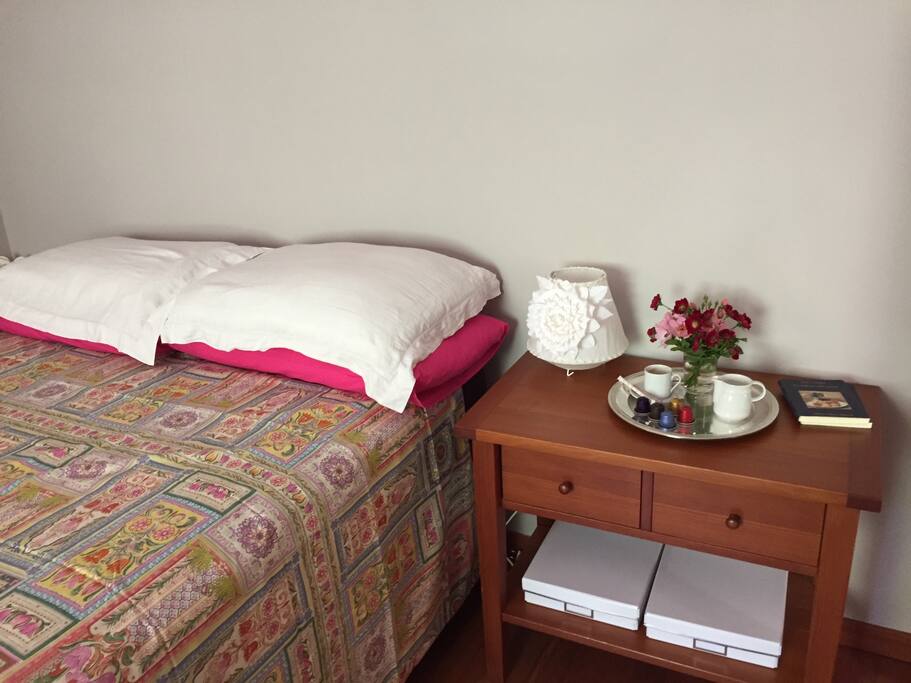 Camera con letto francese, bagno condiviso , due finestre sul giardino, pace e relax con un caffè ed un libro.....