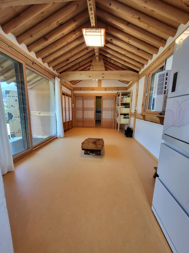 La sala de estar de Hwangto House es
genial en verano ~ 
En invierno, cálido ~ 
Hwangto House está 
limpio.La higiene es básica,
detergente ecológico que te ofrece un descanso seguro sin polvo. 