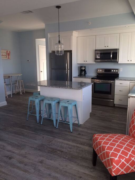 Large eat in kitchen; seating for 6