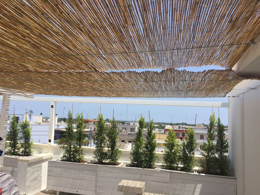 terrazzo attrezzato per colazioni e momenti relax