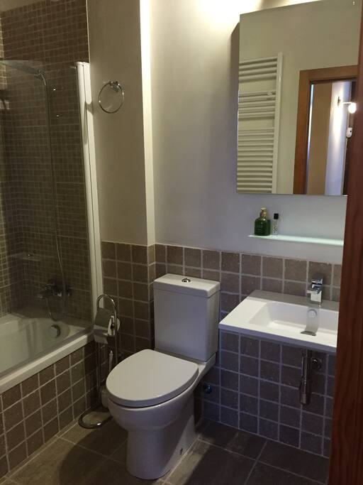Baño completo. Existe otro baño en la casa, pero sin ducha.