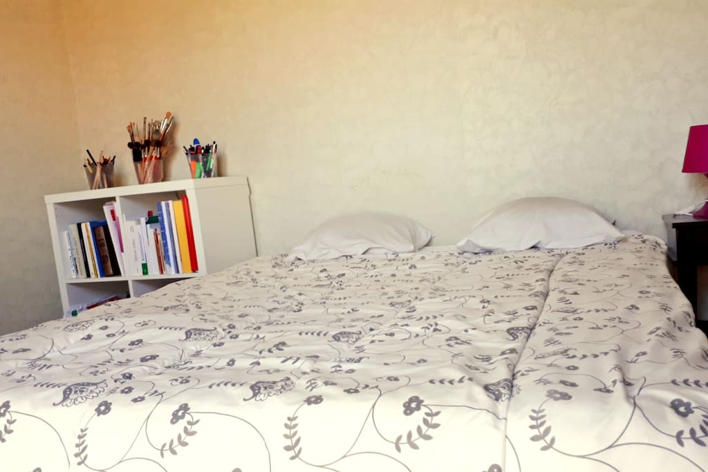 Chambre à coucher, avec drap et couvertures...