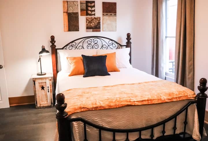 Hlavná spálňa sa nachádza na prvom poschodí. Jednoduchý prístup. Útulná, pohodlná posteľ s mäkkými a pevnými vankúšmi. Zatemňovacie závesy, aby ste udržali svet preč, zatiaľ čo si vychutnávate hlboký spánok v tejto matracovej posteli s vankúšom veľkosti Queen.  