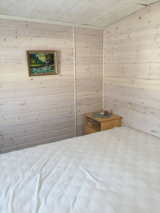 Sovrum i förrådsbyggnad