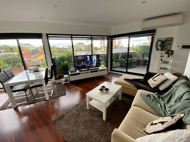 Beautiful light filled modern Kew apt with views