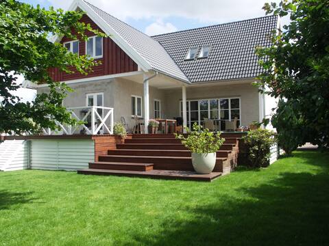 Lovely spacious house, big-family-friendly!