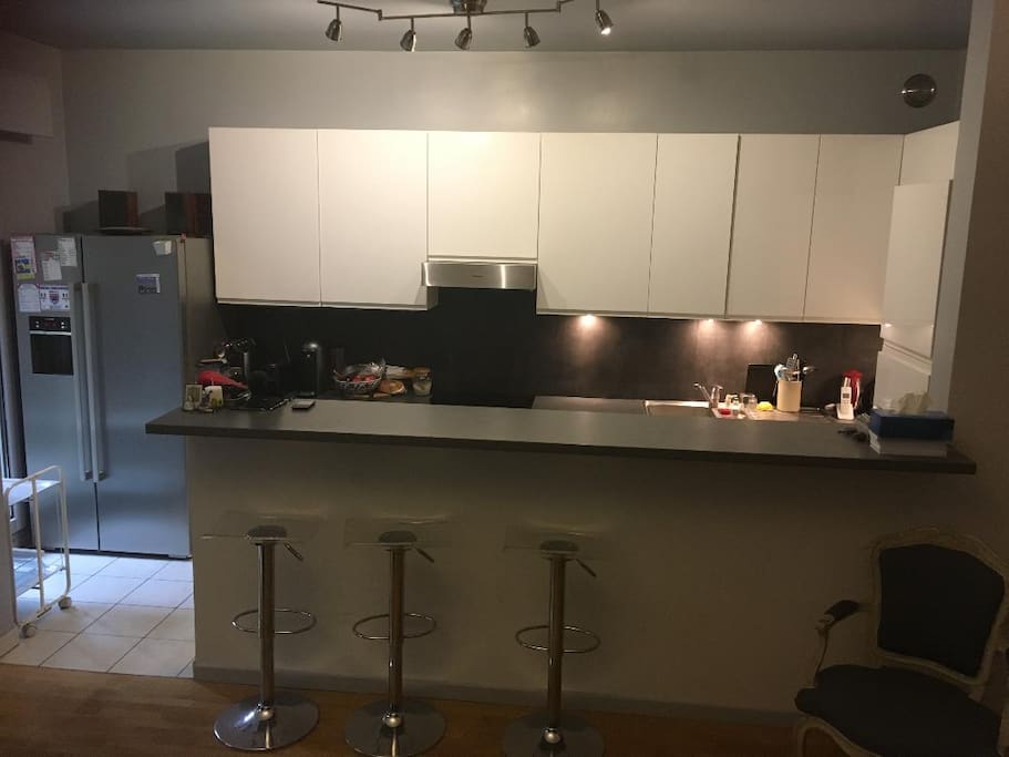 le coin cuisine bar. il y a en plus une table de salle à manger.